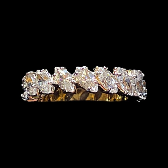 Elegant Gold and Silver Women's Ring - Picture 4 of 4